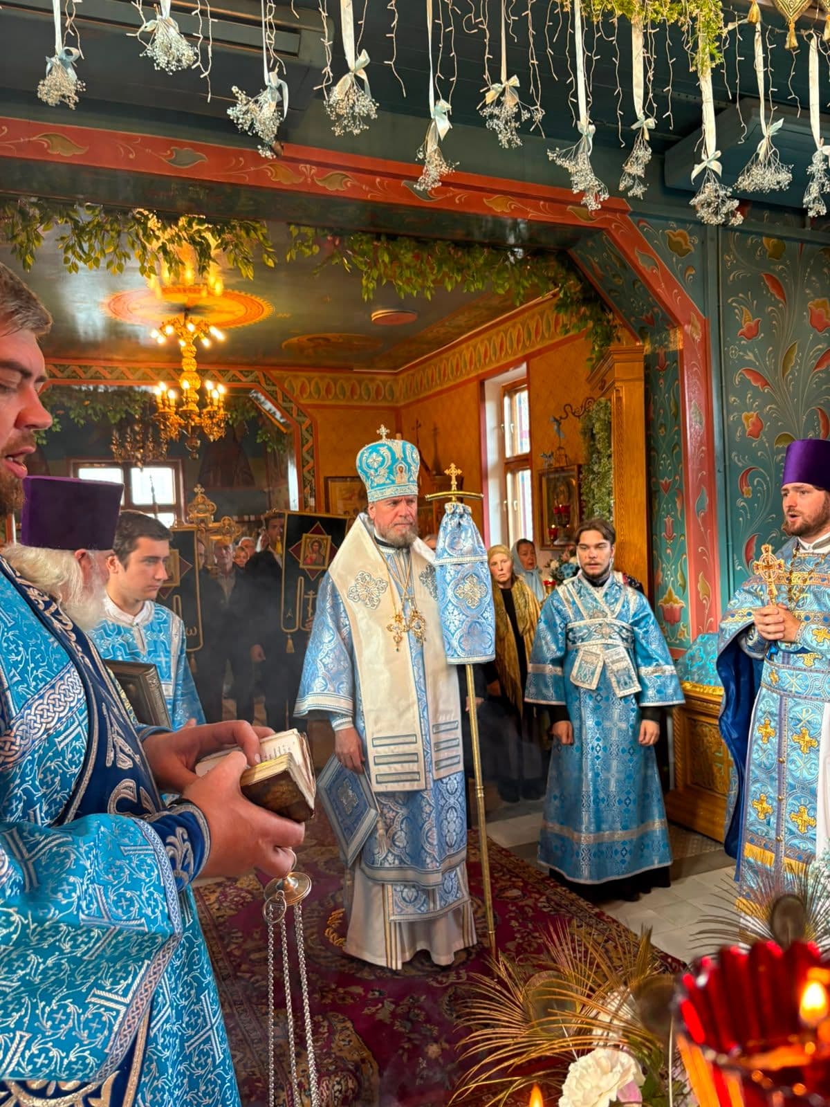 Kirikupüha Narva Jumalaema ikooni kirikus. Liturgiat juhtis Narva ja Peipsimaa piiskop Lazarus