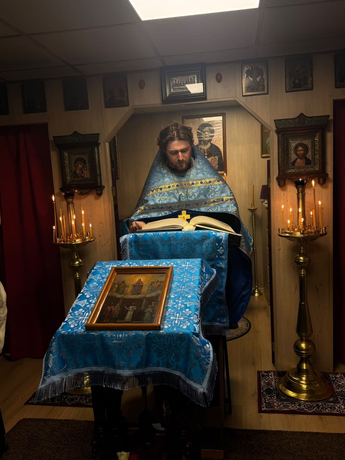 Meie pühima Valitseja Jumalasünnitaja ja igavesti neitsi Maarja kaitsmine. Koguöine jumalateenistus litaaniaga ja akafist