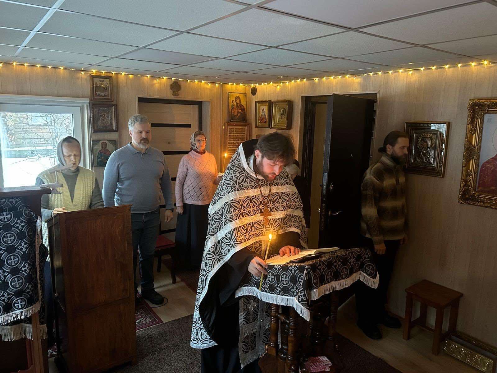 Suure paastu jumalateenistus „Maarja seisus“ Jumalaema Kaasani ikooni kirikus